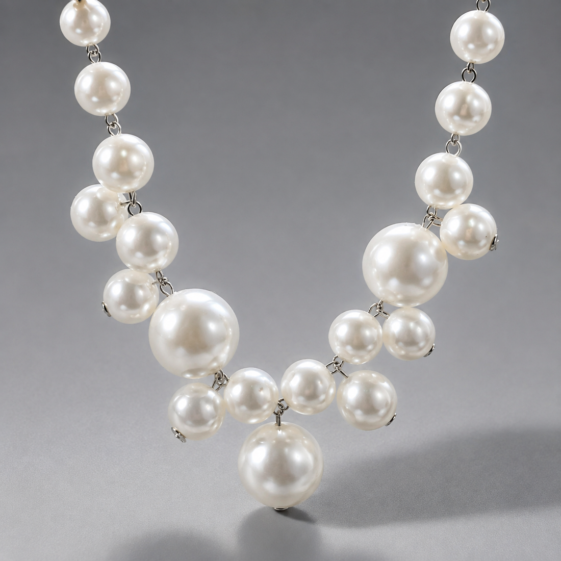 Lucie – Luxury light necklace with large and small pearls