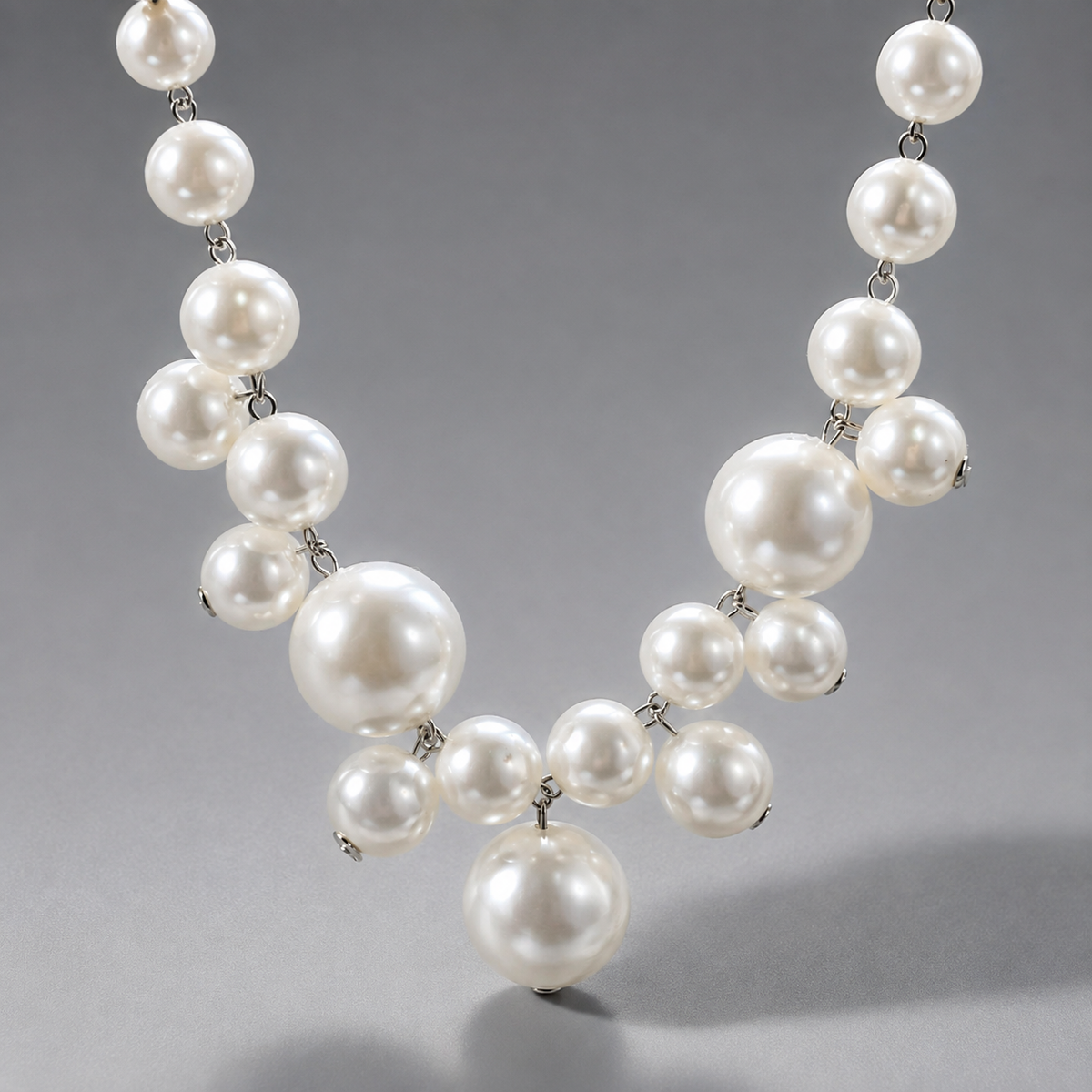Lucie – Luxury light necklace with large and small pearls