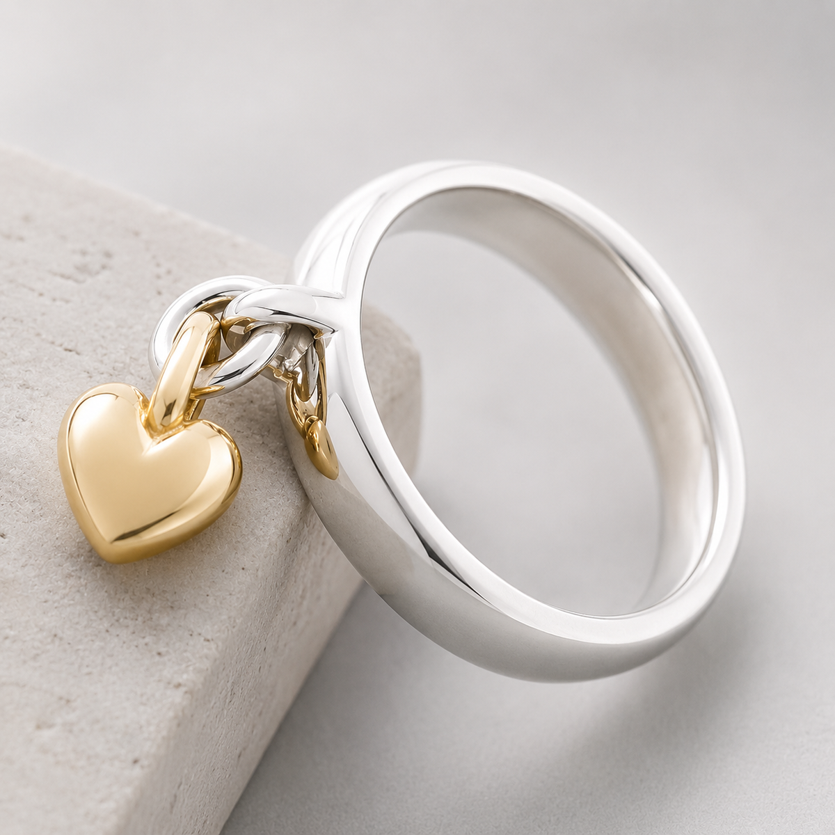 Maelie – Silver ring with moving heart retro style