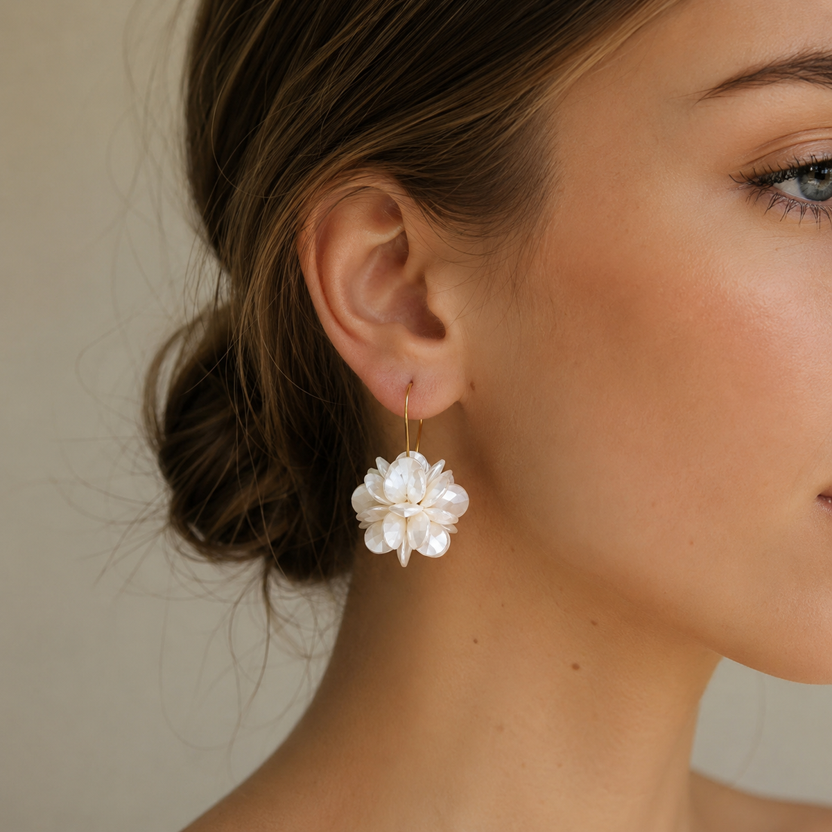 Florina – Earrings of white flowers with natural charm