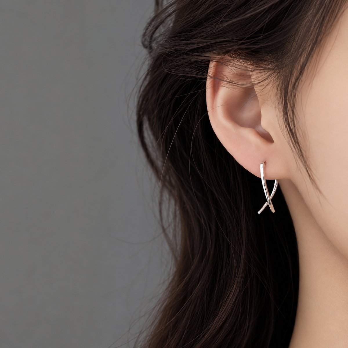 Emilie – Elegant earrings with crossed lines