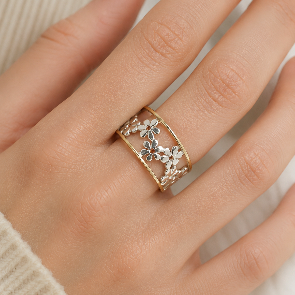 Merina – Asymmetrical Daisy Ring