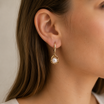 Lyanna – Earrings of golden pearls with soft glow