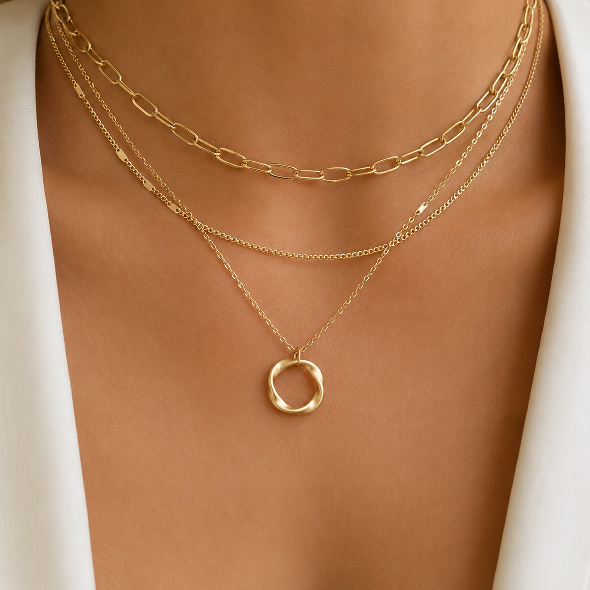 Michelle – Vintage collar with layered golden chains and pendant