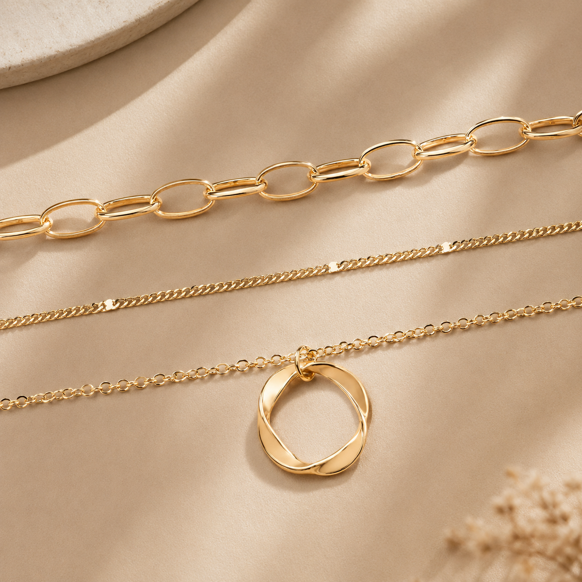 Michelle – Vintage collar with layered golden chains and pendant