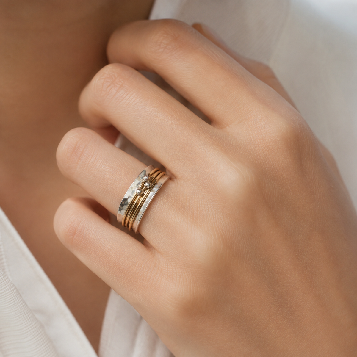 Brilliant Grace – Vintage ring of gold and silver with radiant surface