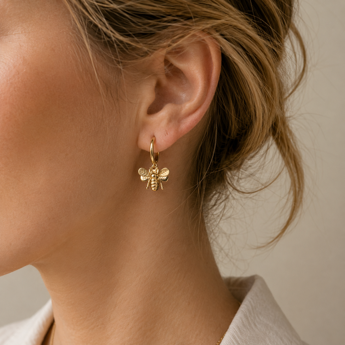 Lien - Dainty Bee Hoop Earrings