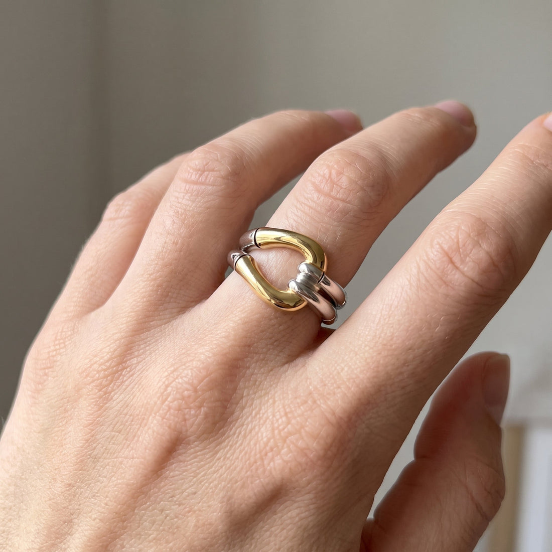 Cassia – Vintage knotted ring in gold and silver