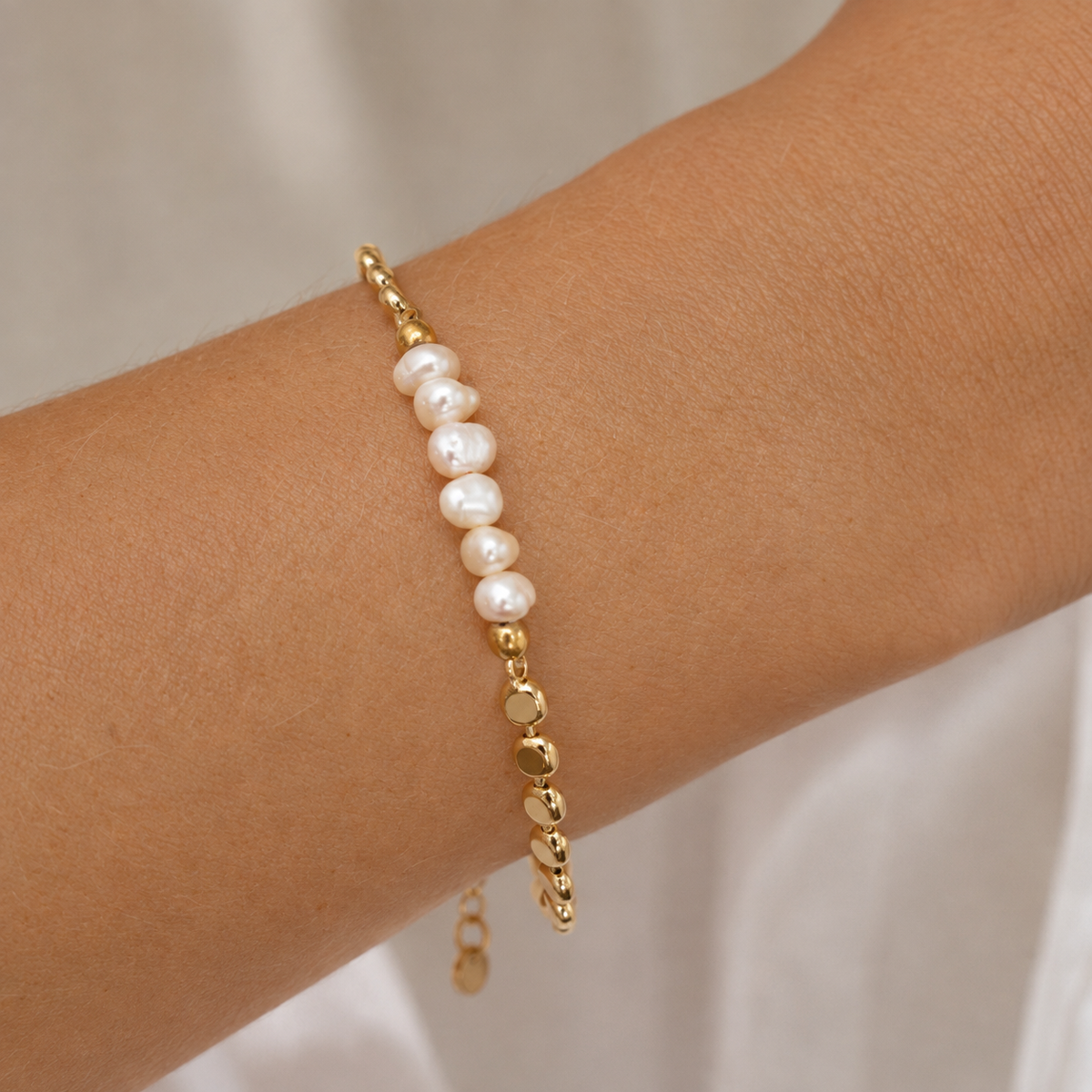 Siena - Pearl bracelet with disk chain