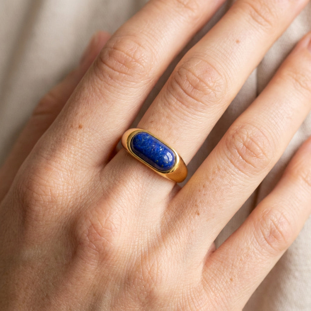Aria - Smooth gold ring with blue stone