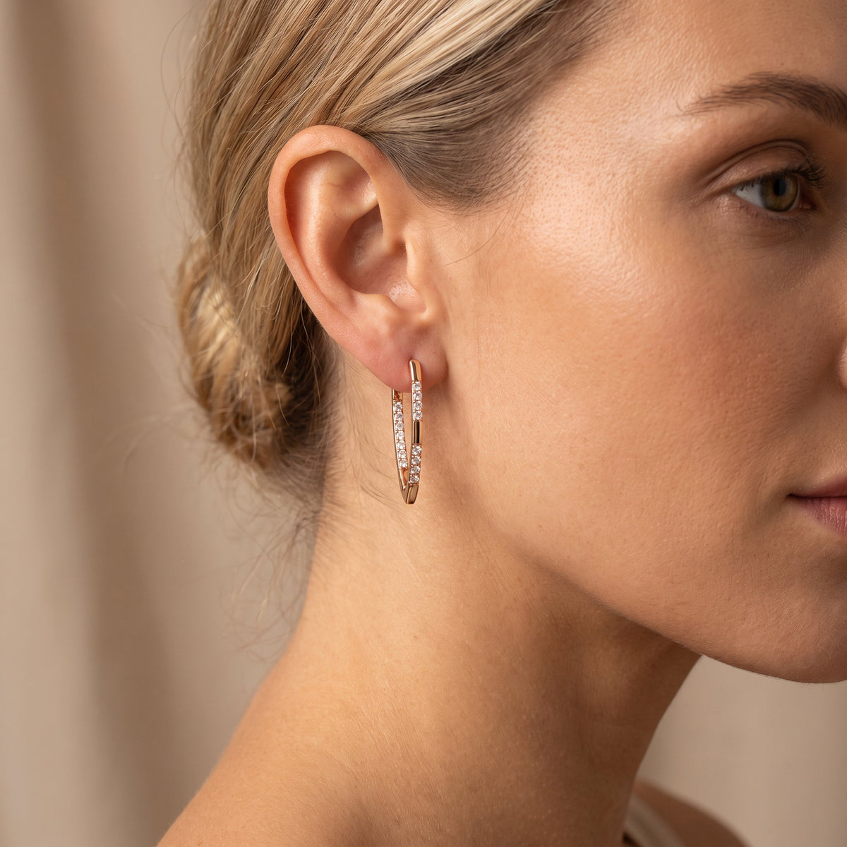 Cleah – Elegant earrings with shiny details