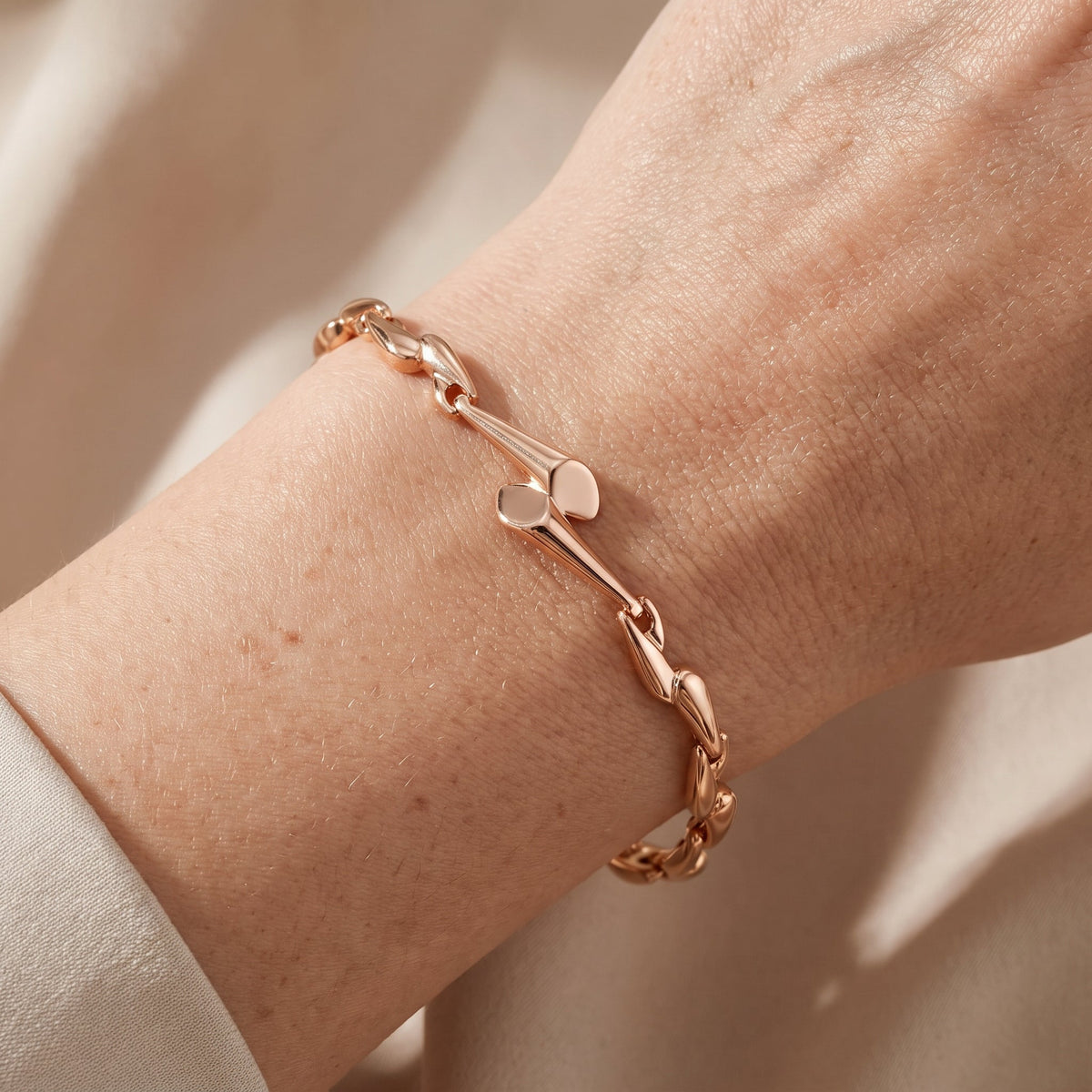 Lina – Elegant Bracelet in Gold