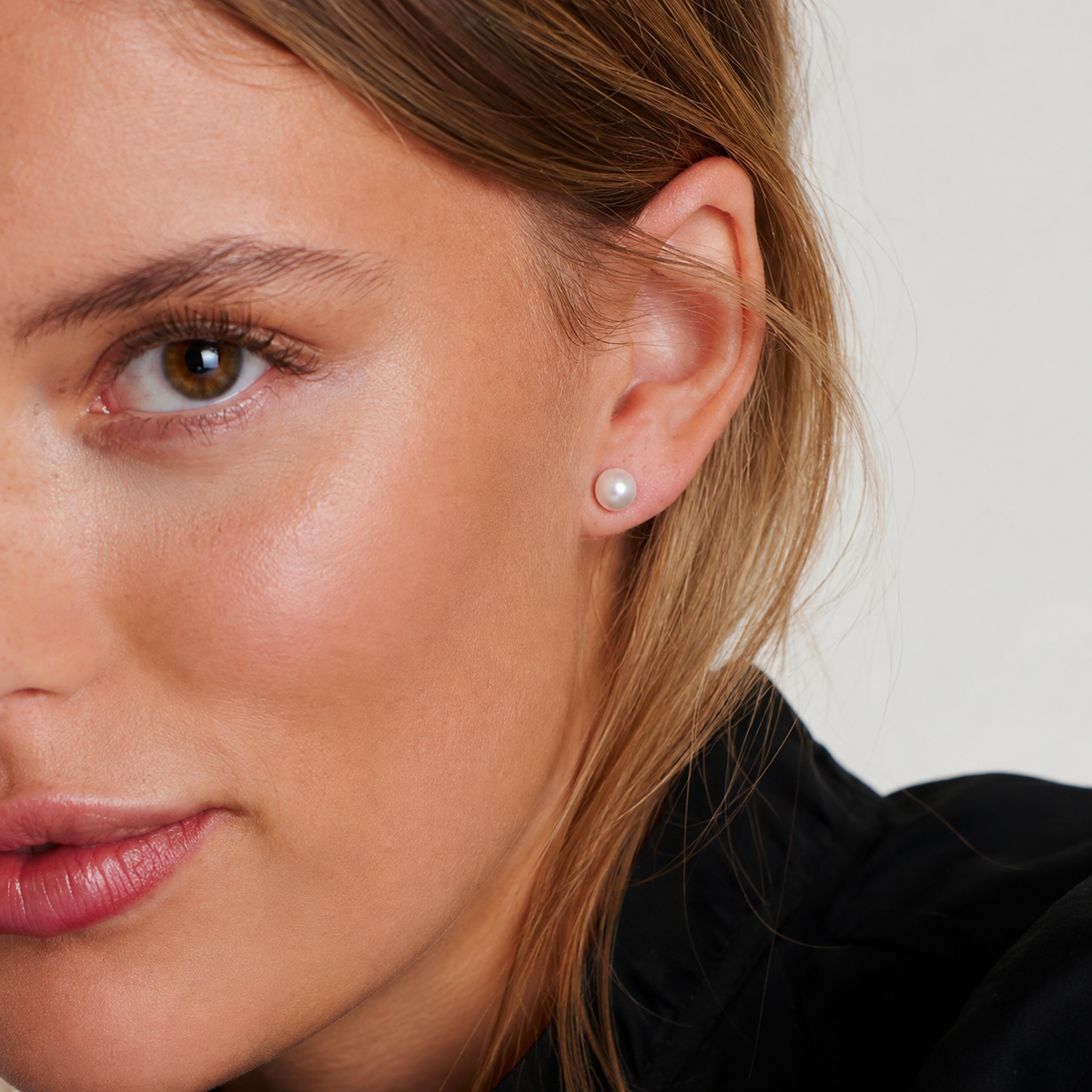 Lucia - Medium Classic Pearl Earrings