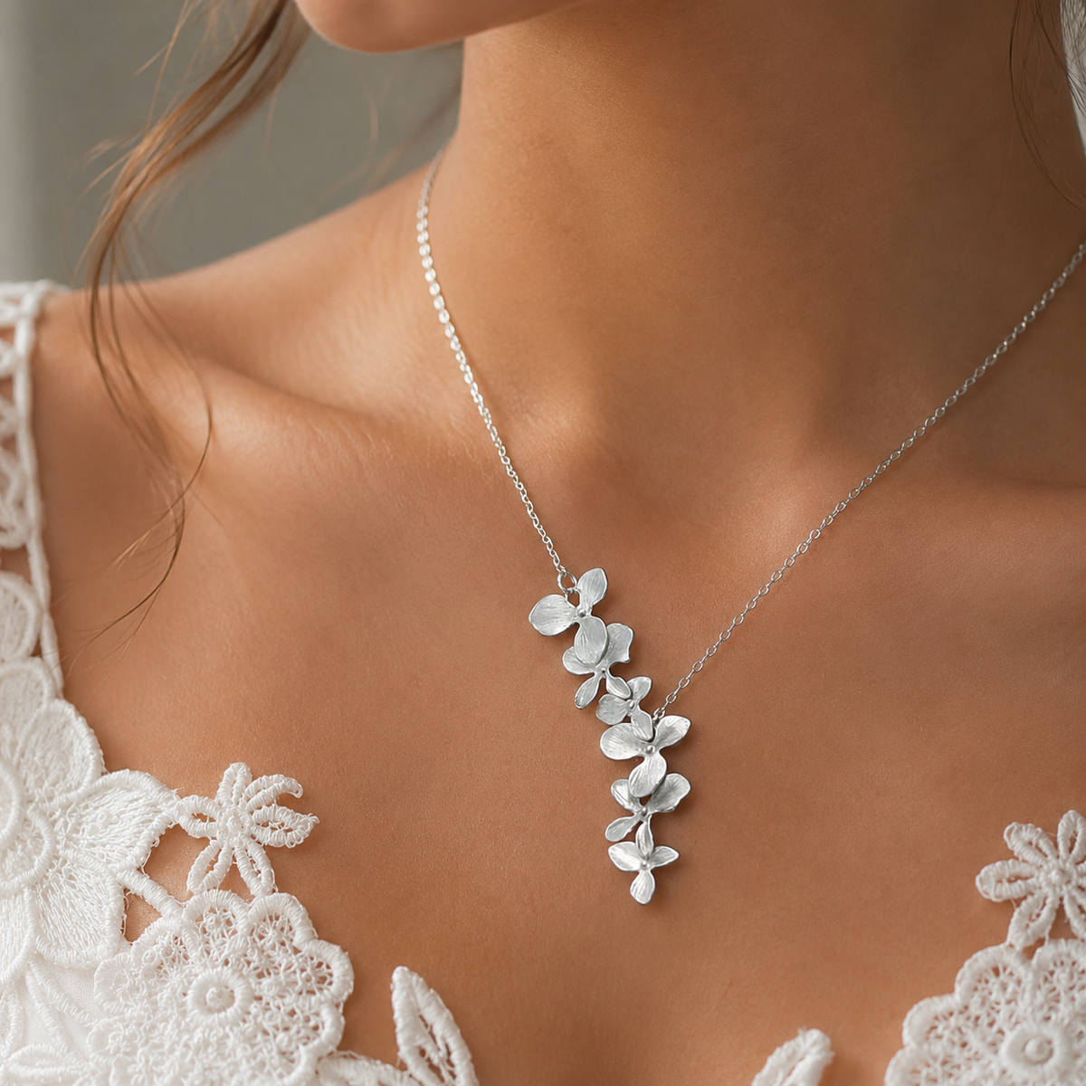 Flora – Silver Flower Necklace in Vintage Style