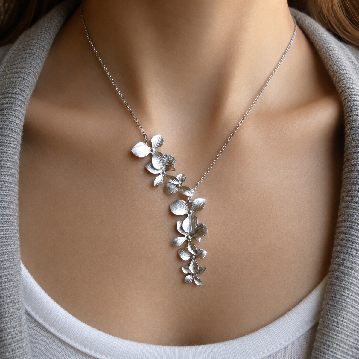 Flora – Silver Flower Necklace in Vintage Style