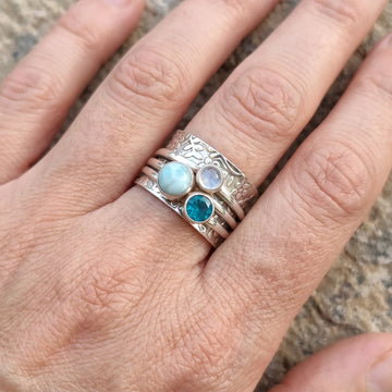 Moon – Vintage ring with natural blue stone