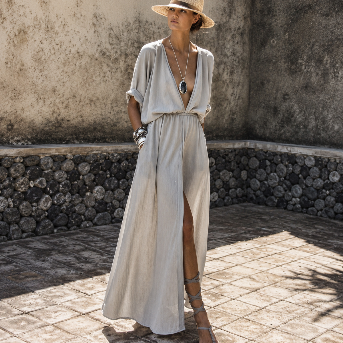 Nicole - Sophisticated long dress with an eye-catching side slit