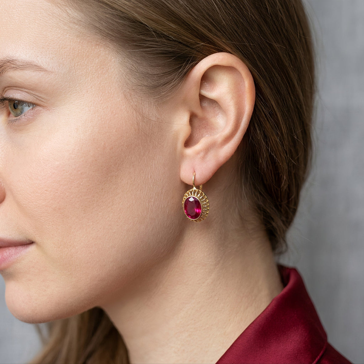 Roxane – Vintage earrings with red crystal in rose gold