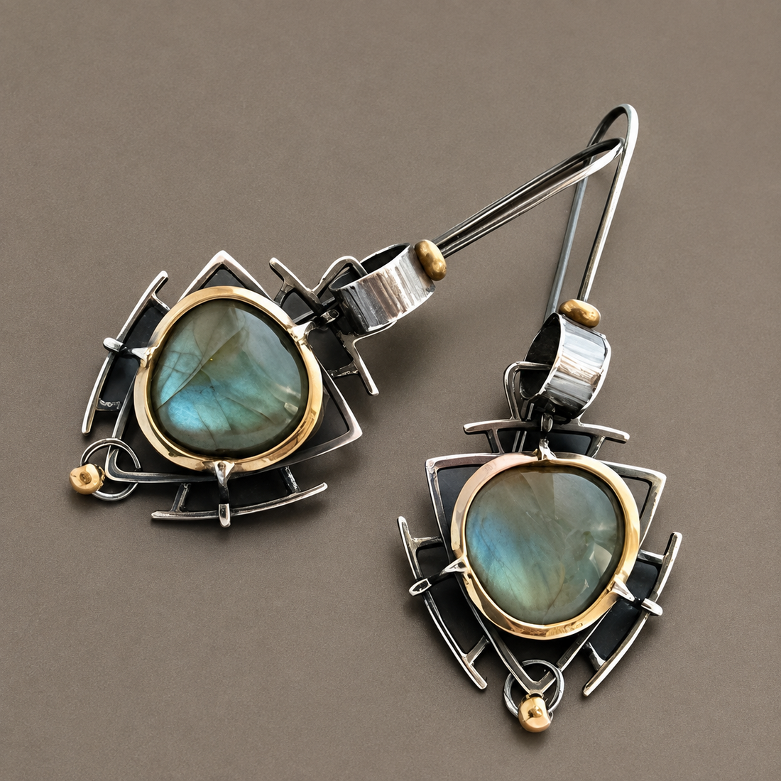 Lydie – Earrings of Labradorite Silver and Gold