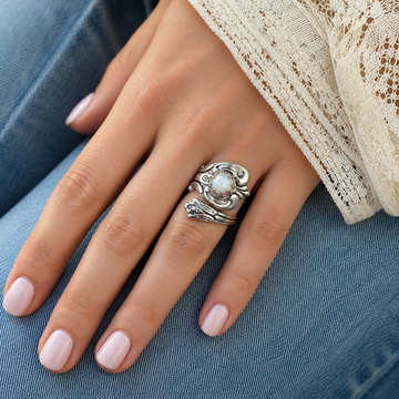 Maelle – Adjustable ring with white opal