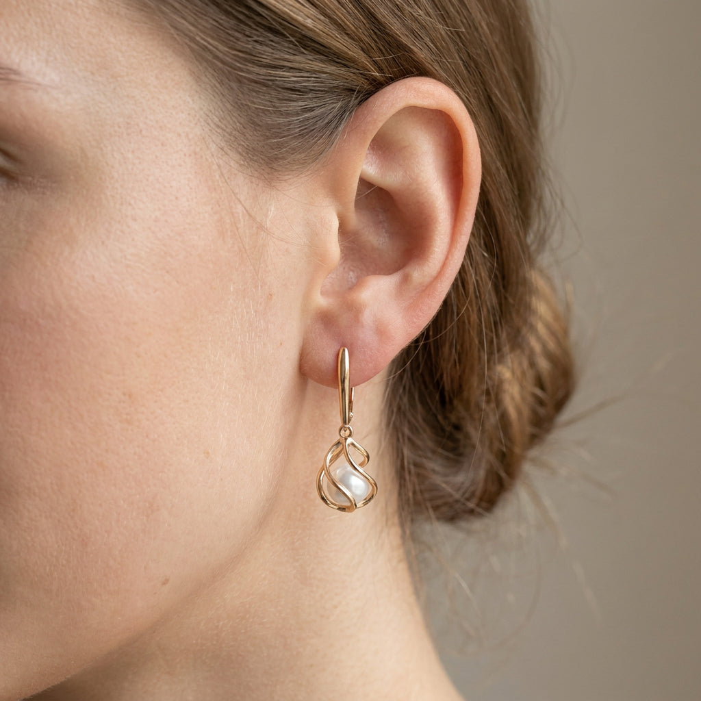 Elena – Elegant pearl earrings in gold