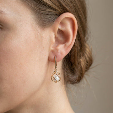 Elena – Elegant pearl earrings in gold
