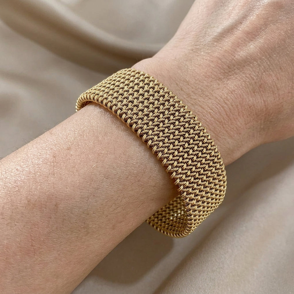 Stripe – Bracelet with engraved cable