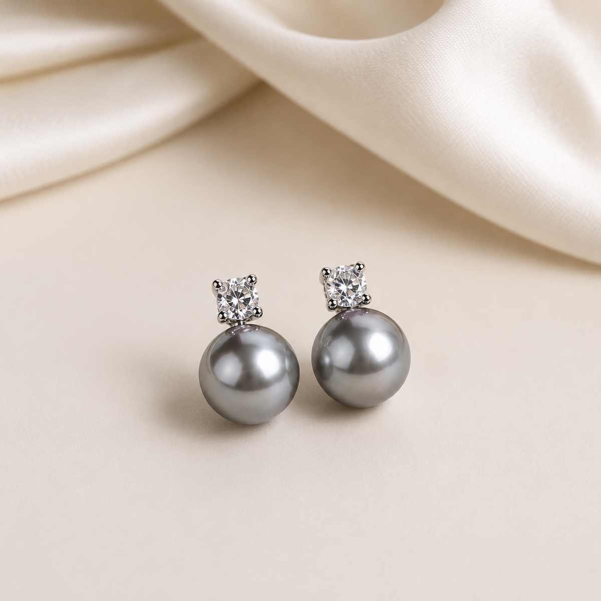 Noire – Timeless drop earrings with black pearls