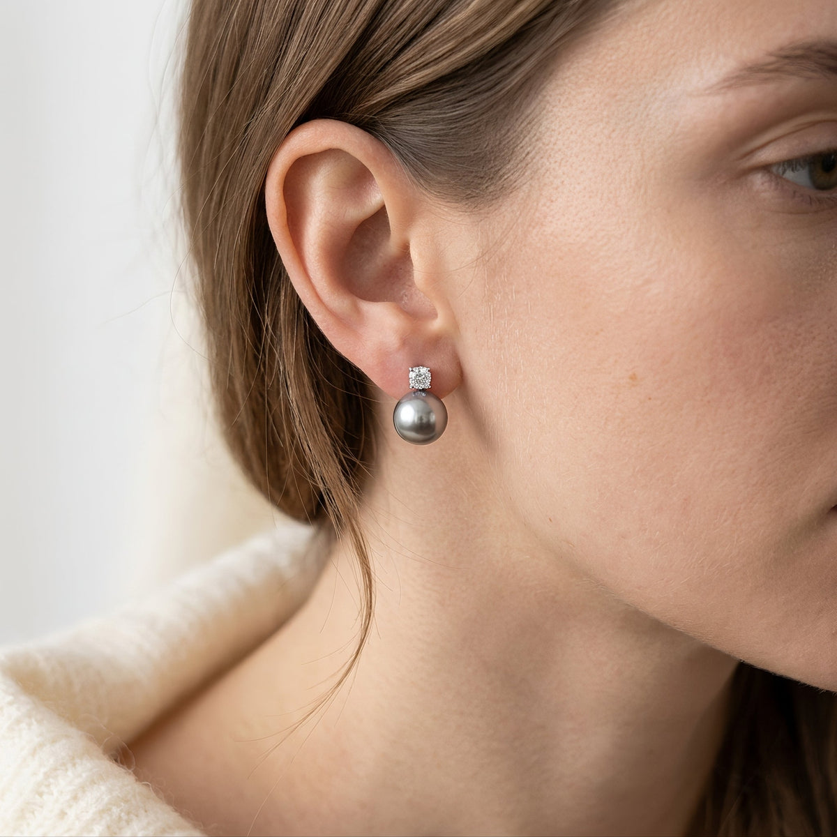 Noire – Timeless drop earrings with black pearls