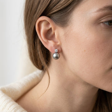 Noire – Timeless drop earrings with black pearls