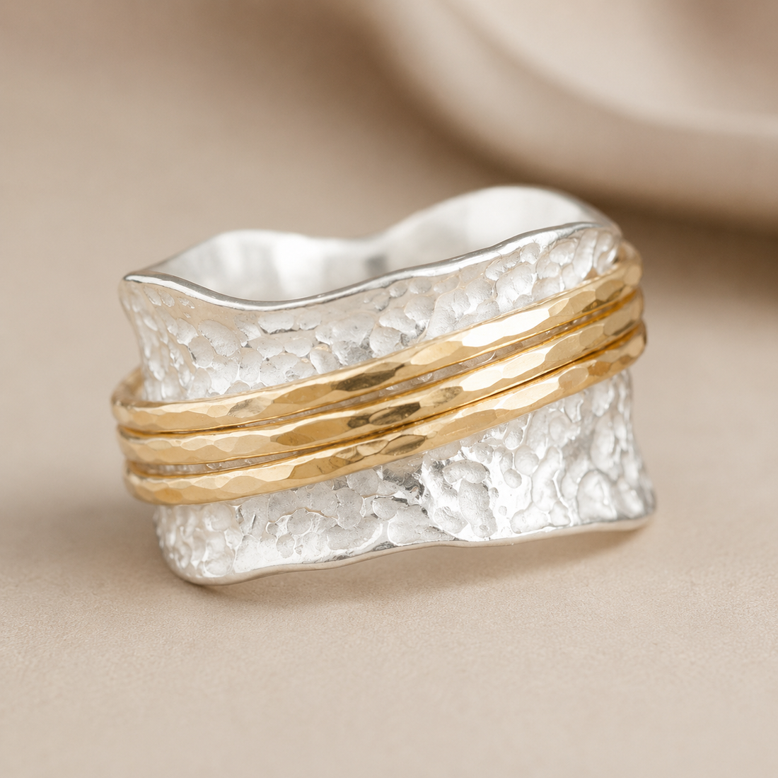 Bianca - Timeless rotating ring of gold and silver