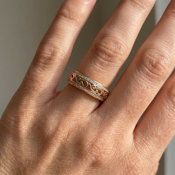 Yeri – Elegant Hollow Ring