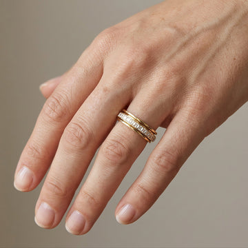 Alessia – Fidget spinning ring with crystal accent