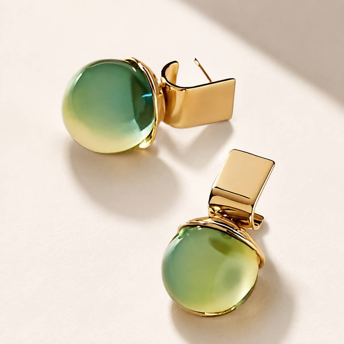 Charlie - Vintage earrings with green crystal and golden accents