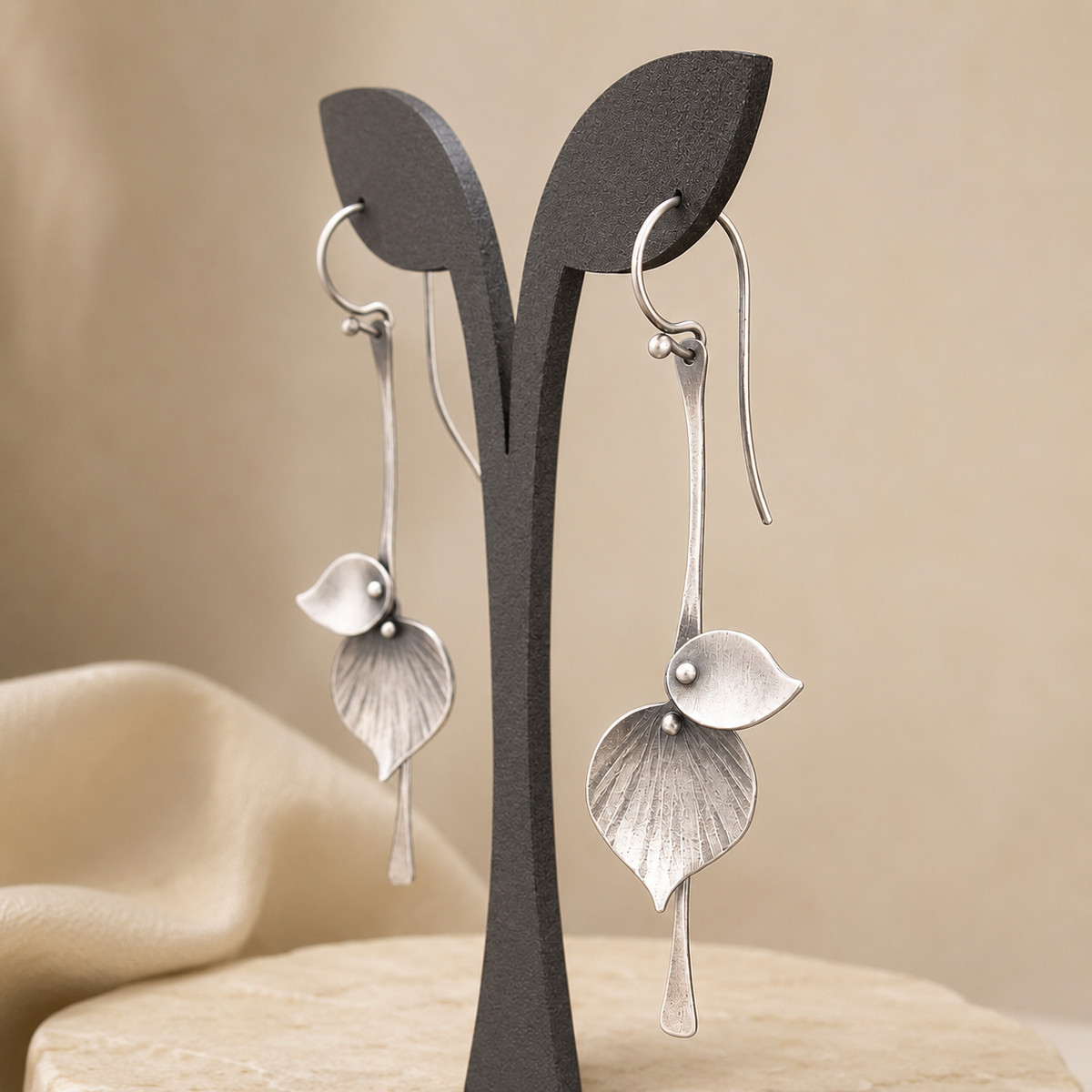 Alira – Vintage leaf earrings in silver