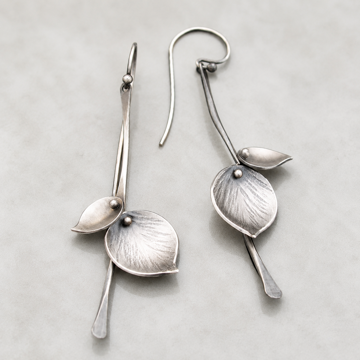 Alira – Vintage leaf earrings in silver