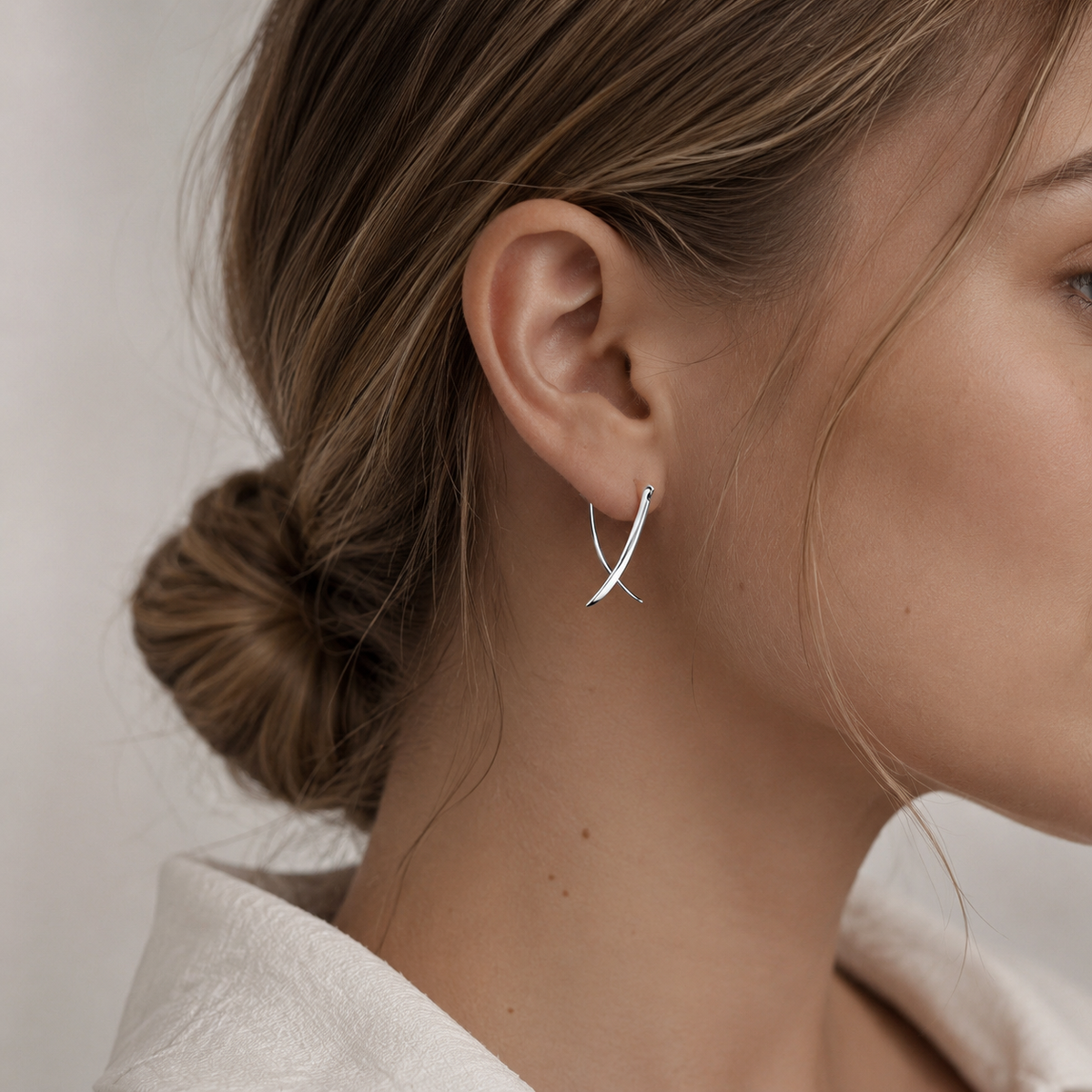 Vanny – Elegant Gold Cross Earrings