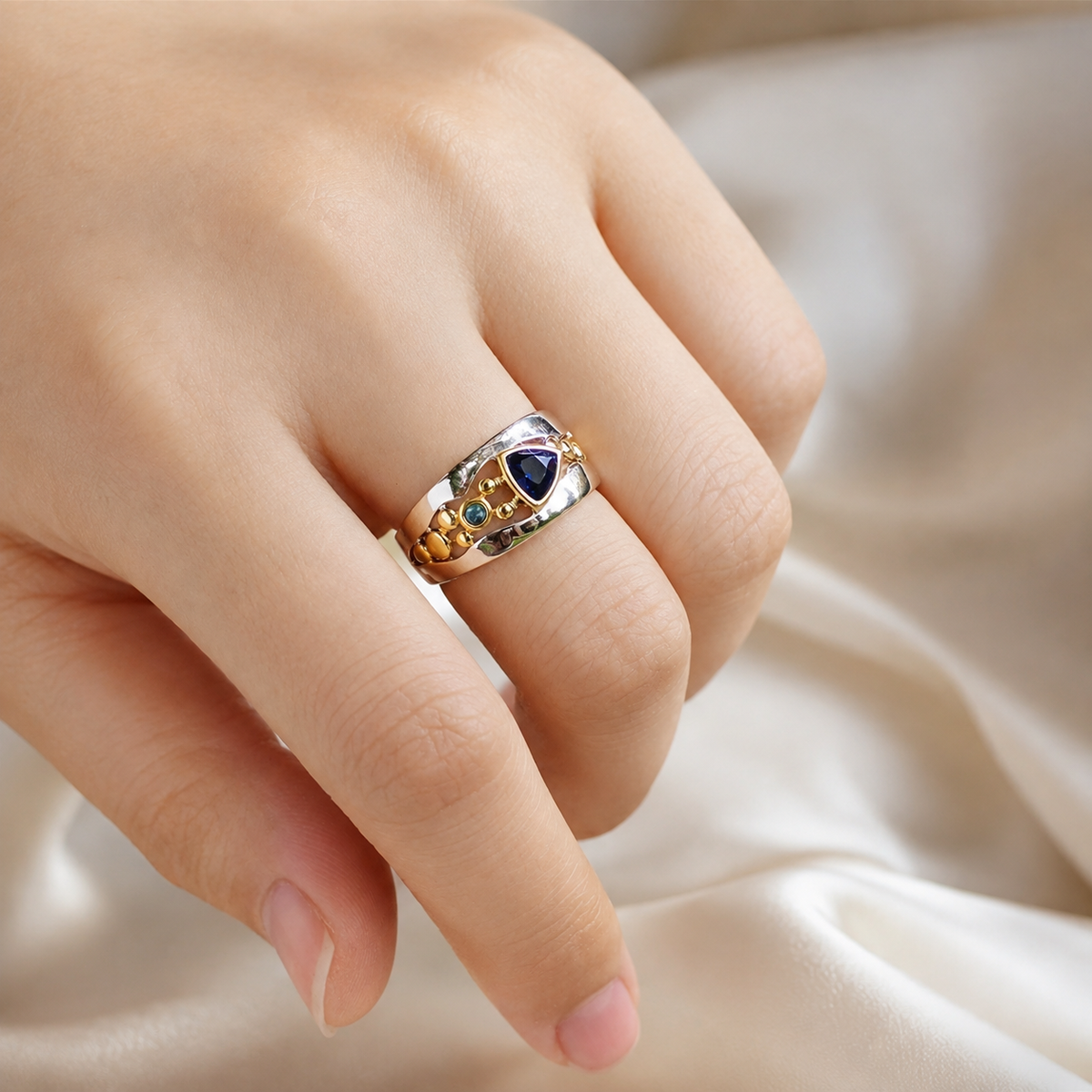 Ricca – Vintage ring with bright blue crystal