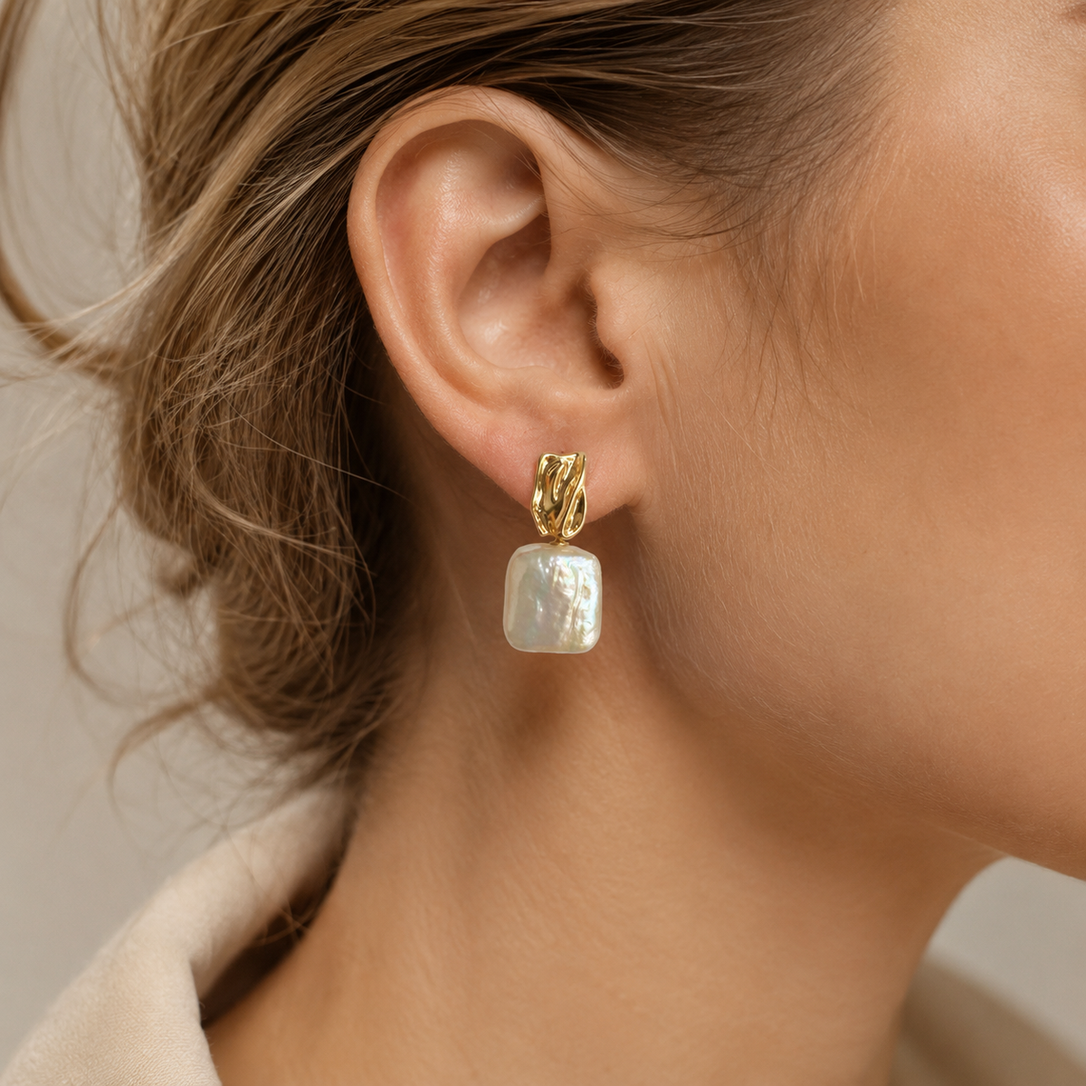 Aiah – Golden earrings with elegant baroque pearls