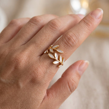 Auriane – gold ring leaf and white opal