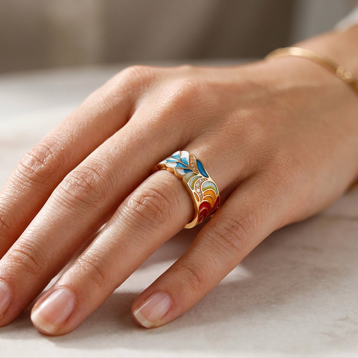 Margaux – ring of golden motif ceramic blue and white