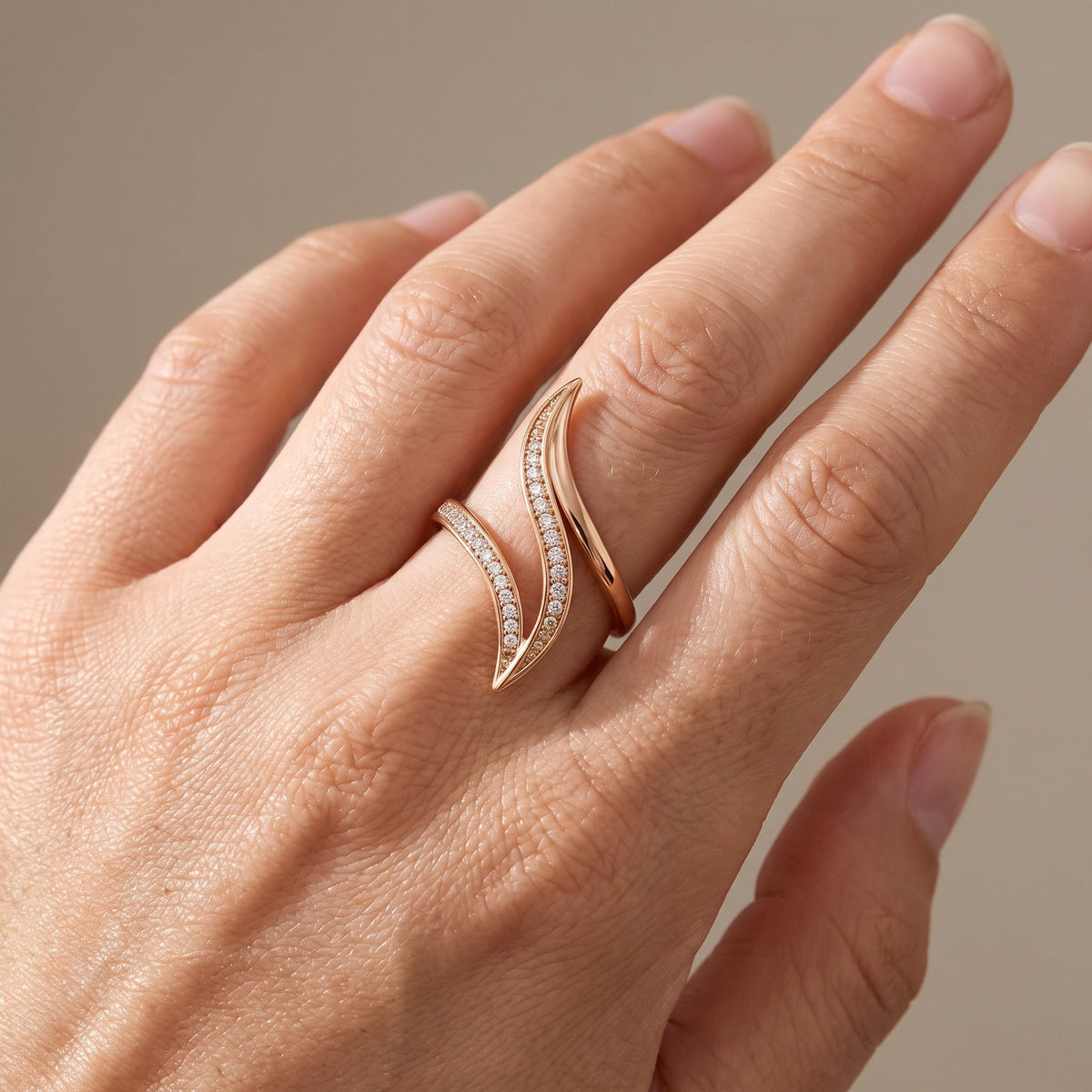 Brianna – Elegant ring with shiny details