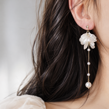 Rhia – Earrings of fairy flower petals with pearl and tassels