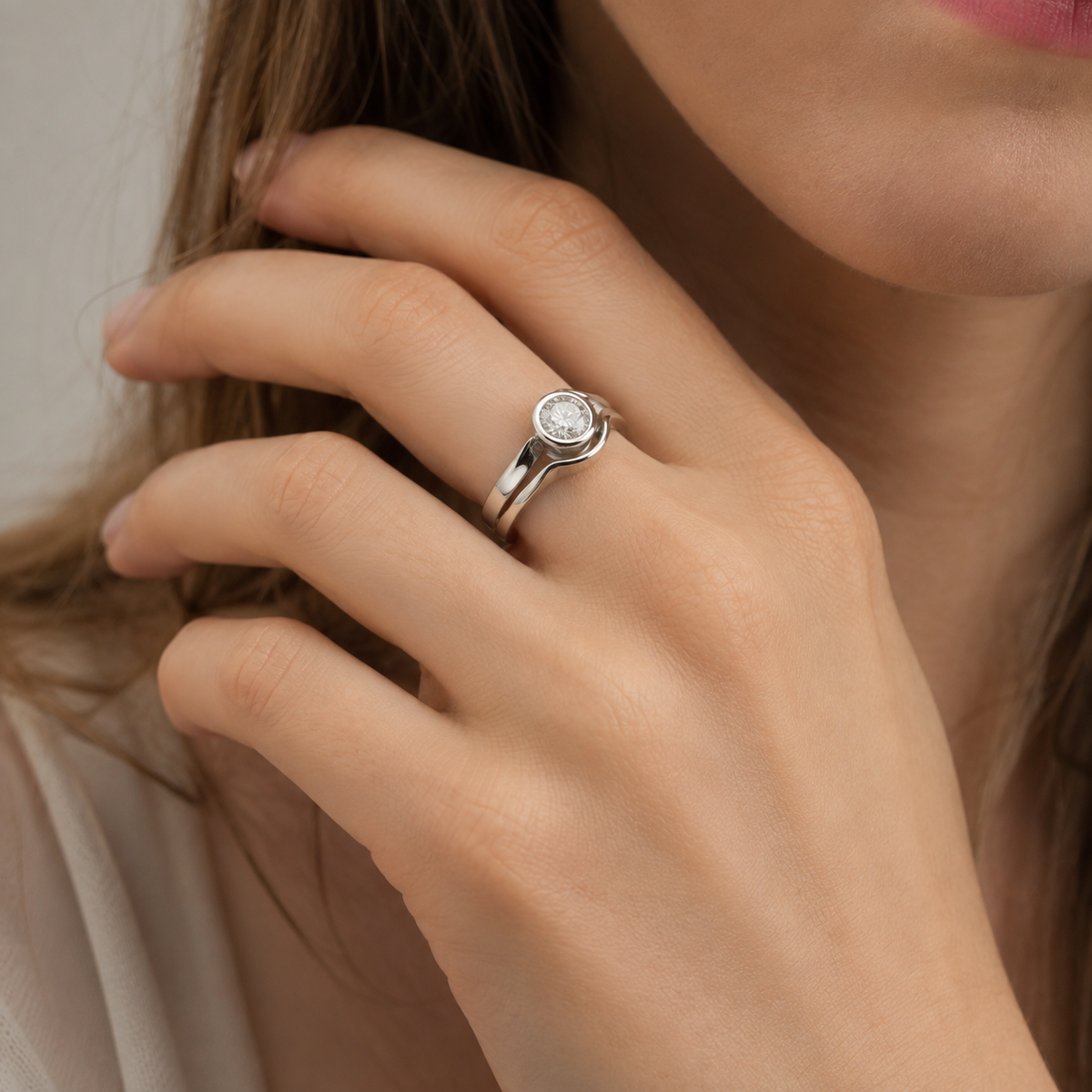 Aria – Vintage ring with round white detail
