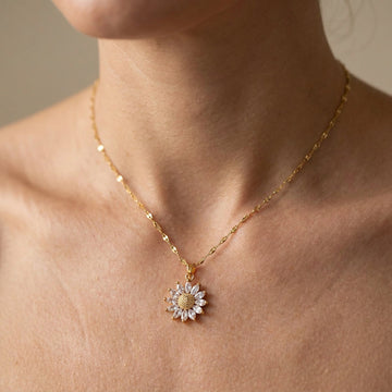 Manon – Brilliant Sunflower Necklace in Gold