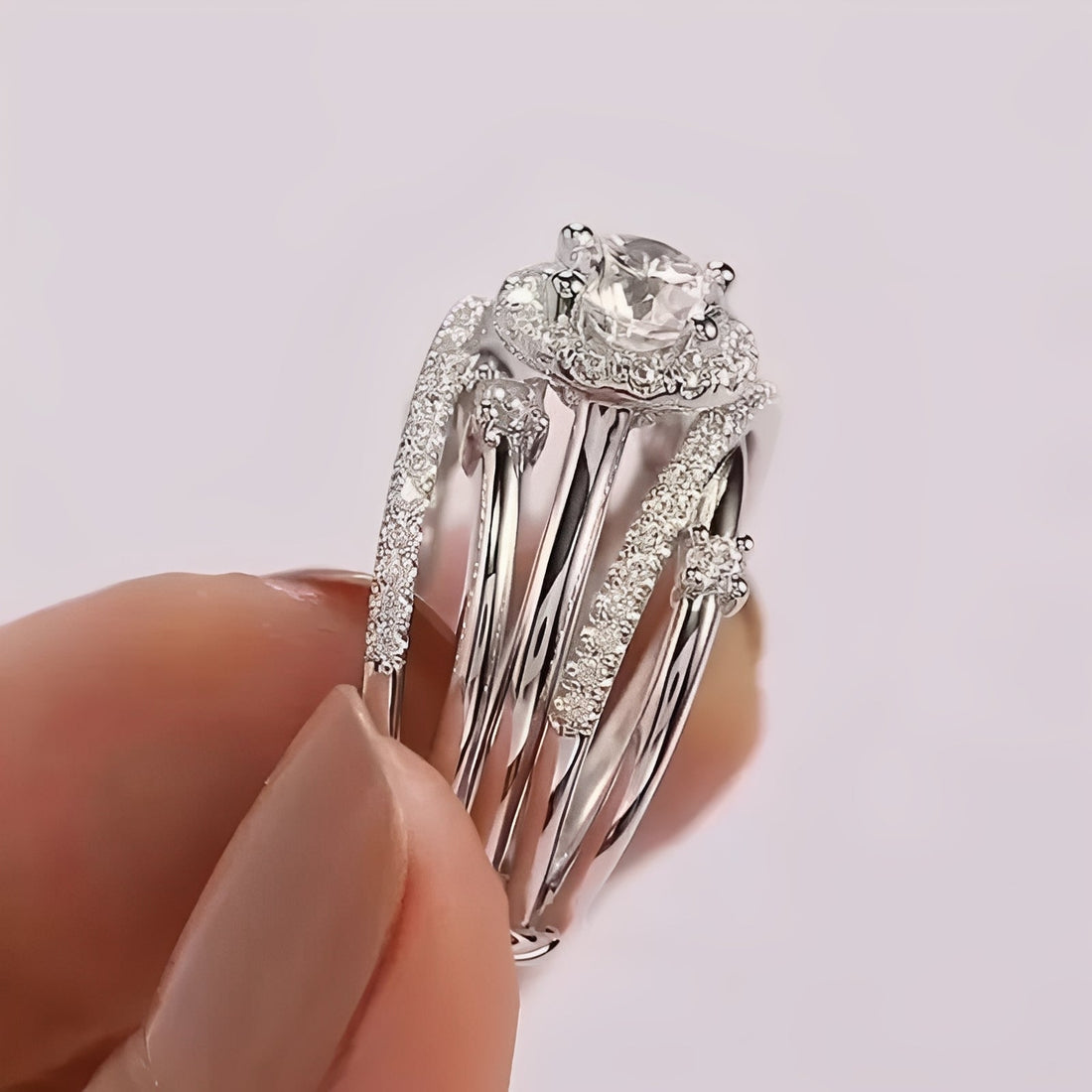 Ivanna – Intertwined ring with shiny details