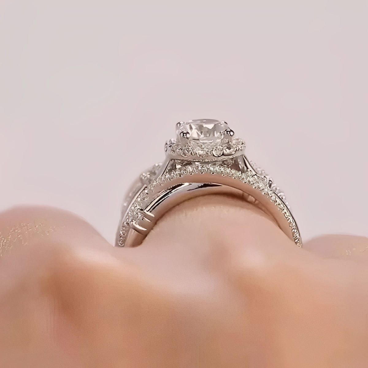 Ivanna – Intertwined ring with shiny details