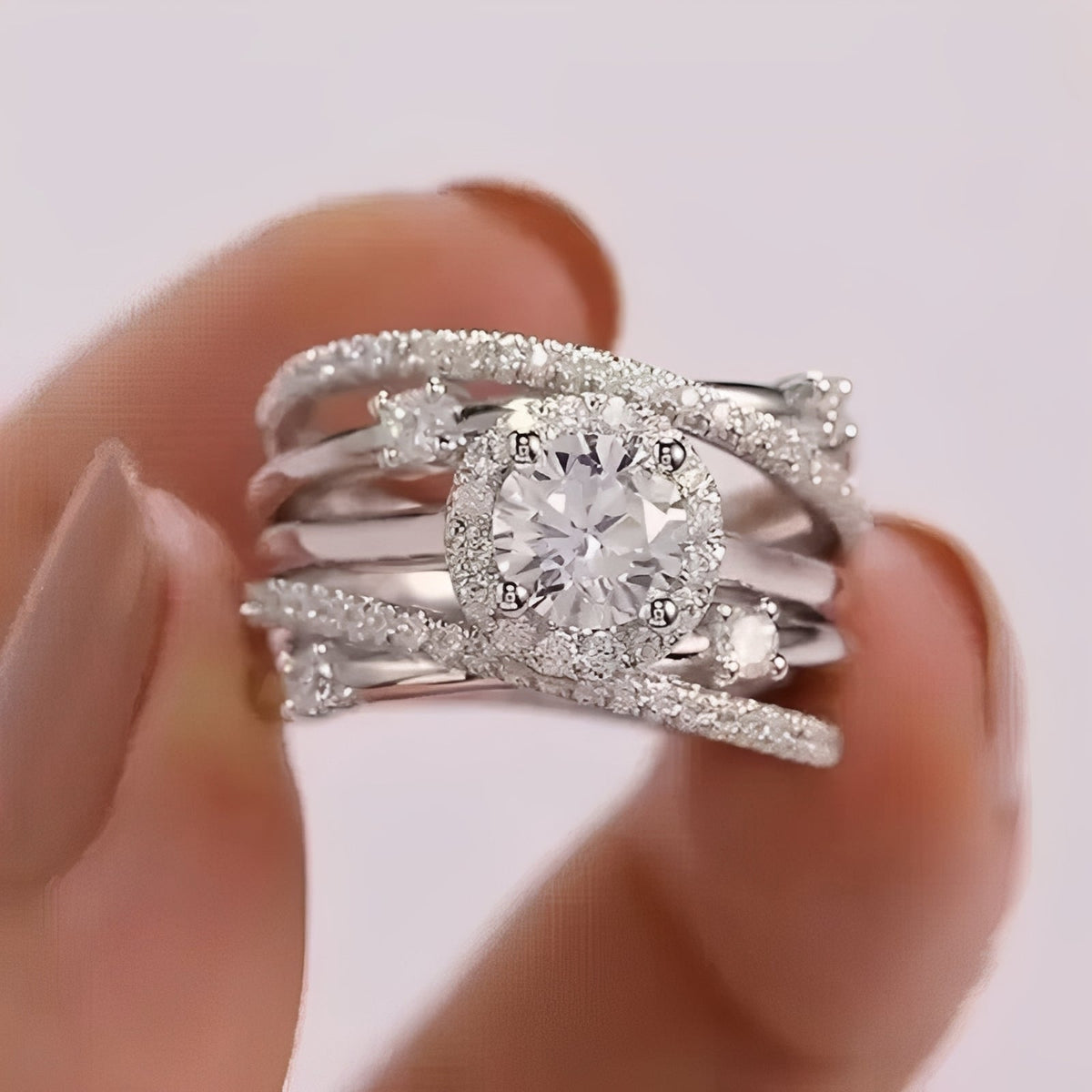 Ivanna – Intertwined ring with shiny details