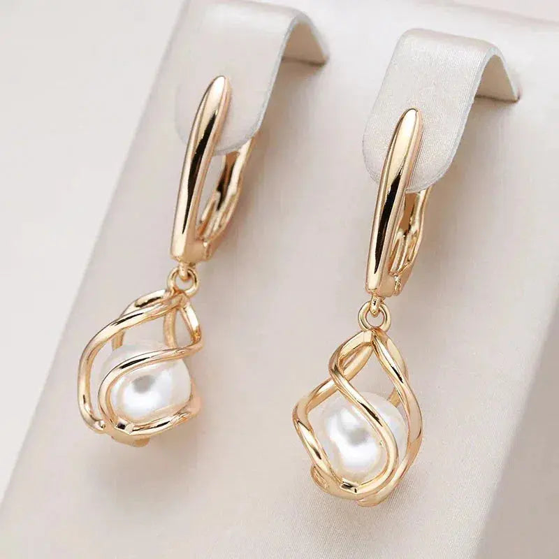 Lyanna – Earrings of golden pearls with soft glow