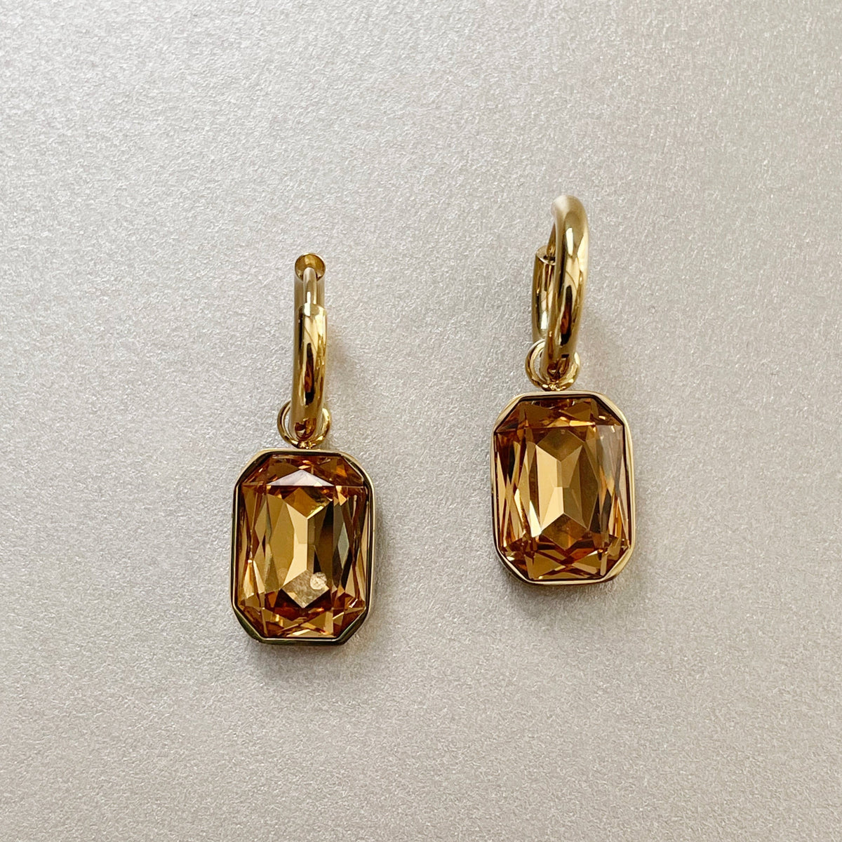 Neri – Golden earrings with amber